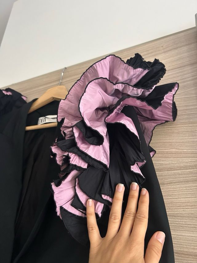 Pantalones Zara negros con volantes rosas