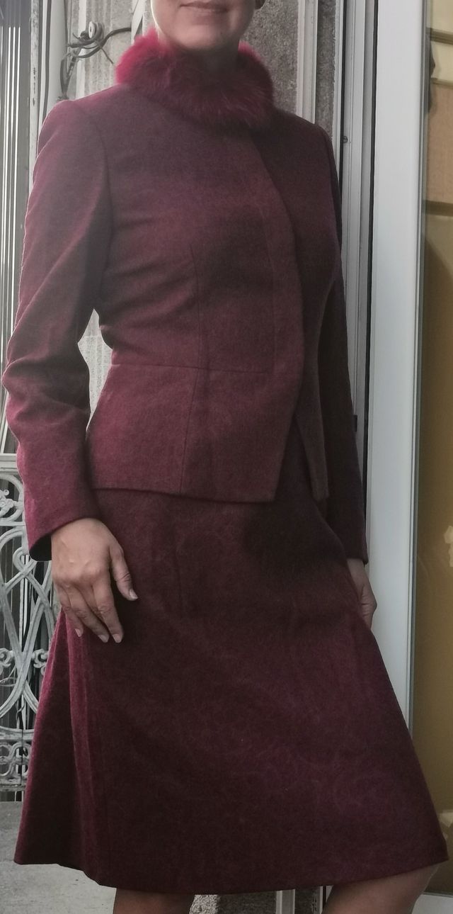 Traje chaqueta y falda color vino
