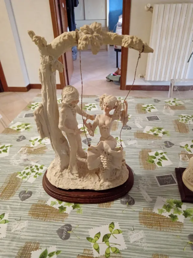 Statuetta antica in resina con bambini
