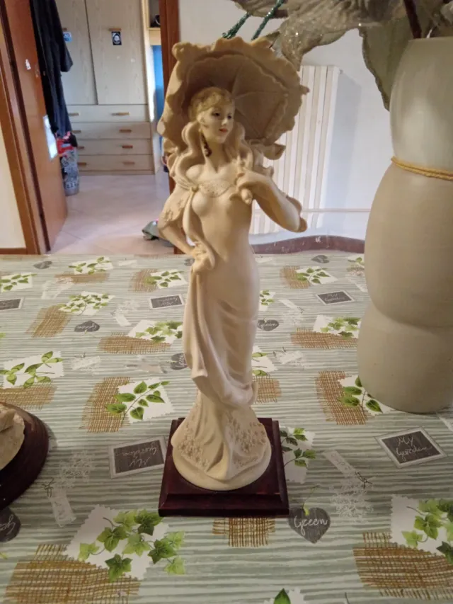 Statuetta antica in resina con bambini