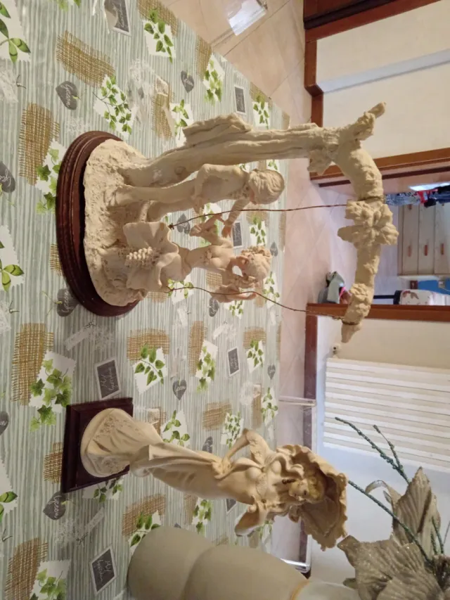 Statuetta antica in resina con bambini