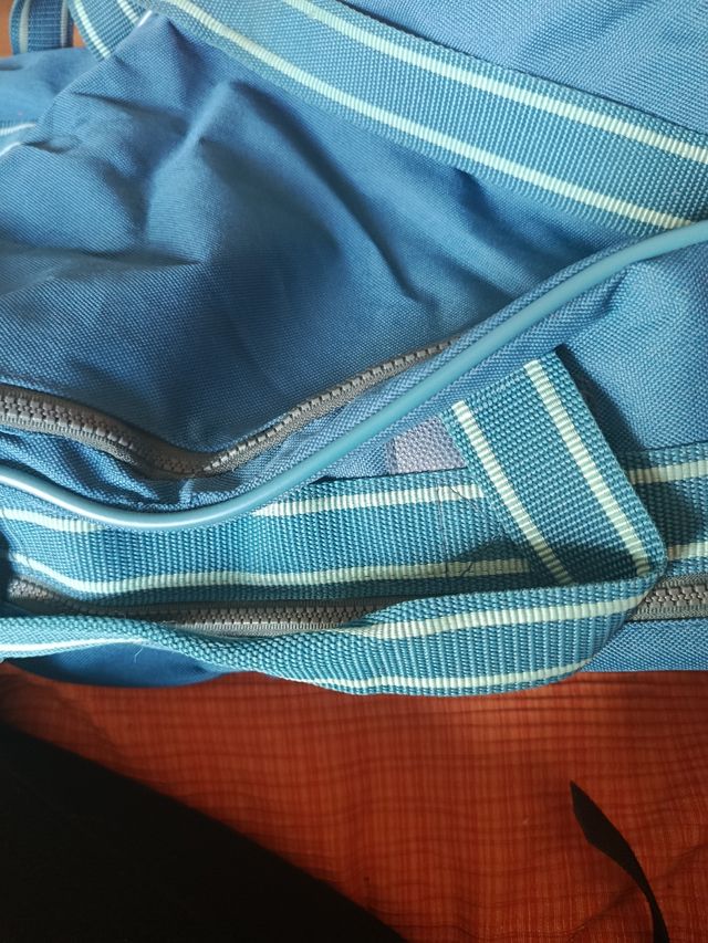 Bolso de viaje azul y naranja