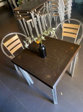 Lote de 34 sillas y 9 mesas para terraza de bar