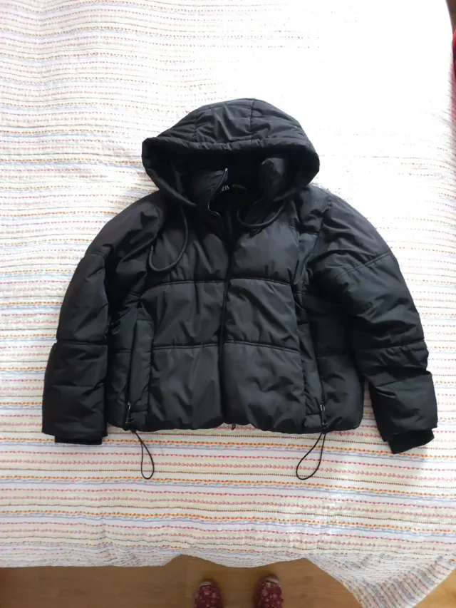 Abrigo corto negro con capucha