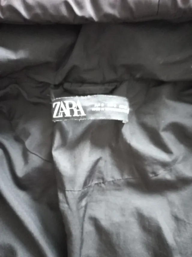 Abrigo corto negro con capucha