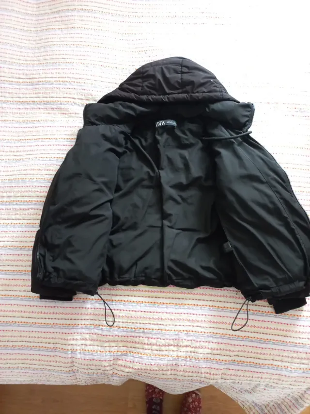 Abrigo corto negro con capucha