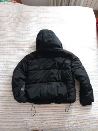 Abrigo corto negro con capucha