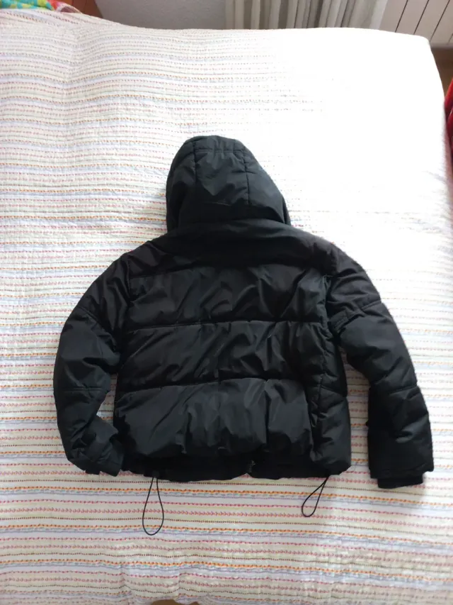 Abrigo corto negro con capucha