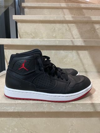 Zapatillas Jordan Negras y Rojas