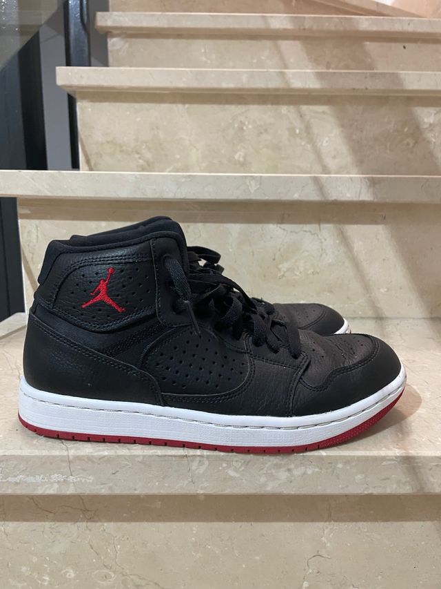 Zapatillas Jordan Negras y Rojas