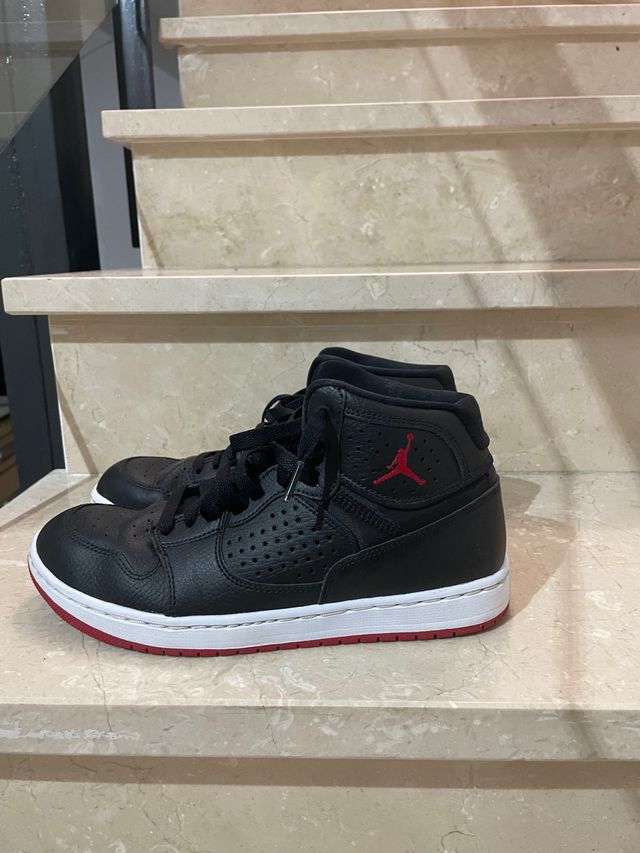 Zapatillas Jordan Negras y Rojas