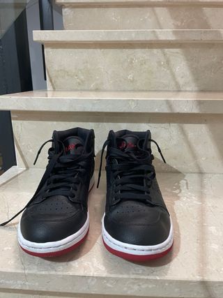 Zapatillas Jordan Negras y Rojas