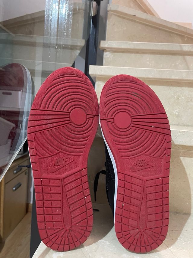 Zapatillas Jordan Negras y Rojas