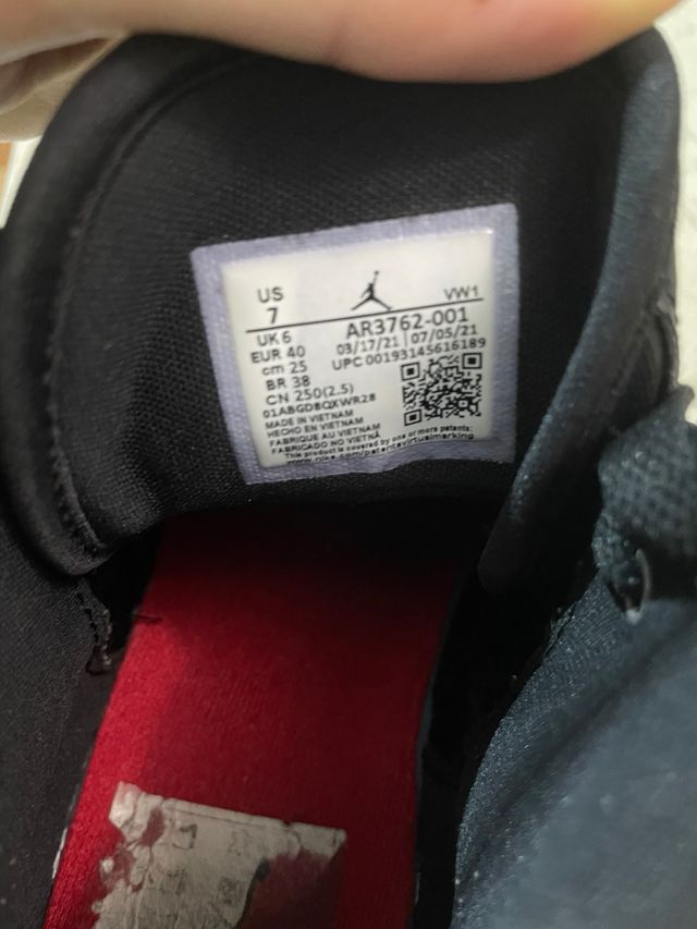 Zapatillas Jordan Negras y Rojas