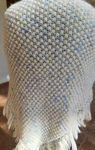 Pico de lana tejido a mano para niña