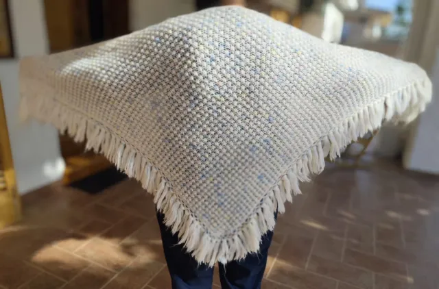 Pico de lana tejido a mano para niña