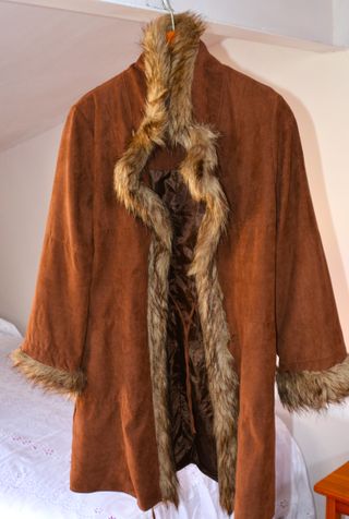 Abrigo marrón con pelo sintético