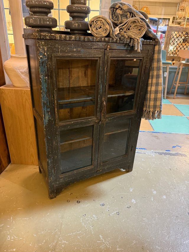 Vitrina antigua azul con puertas de cristal