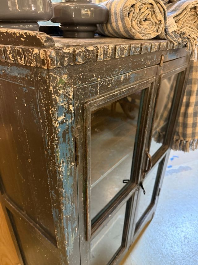 Vitrina antigua azul con puertas de cristal