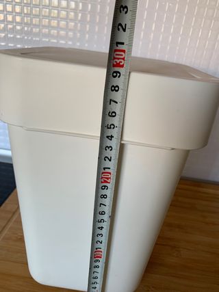 Papelera de baño blanca