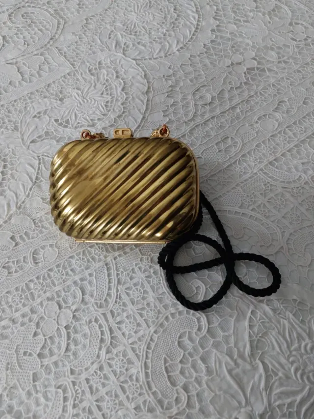 Bolso de mano metálico dorado
