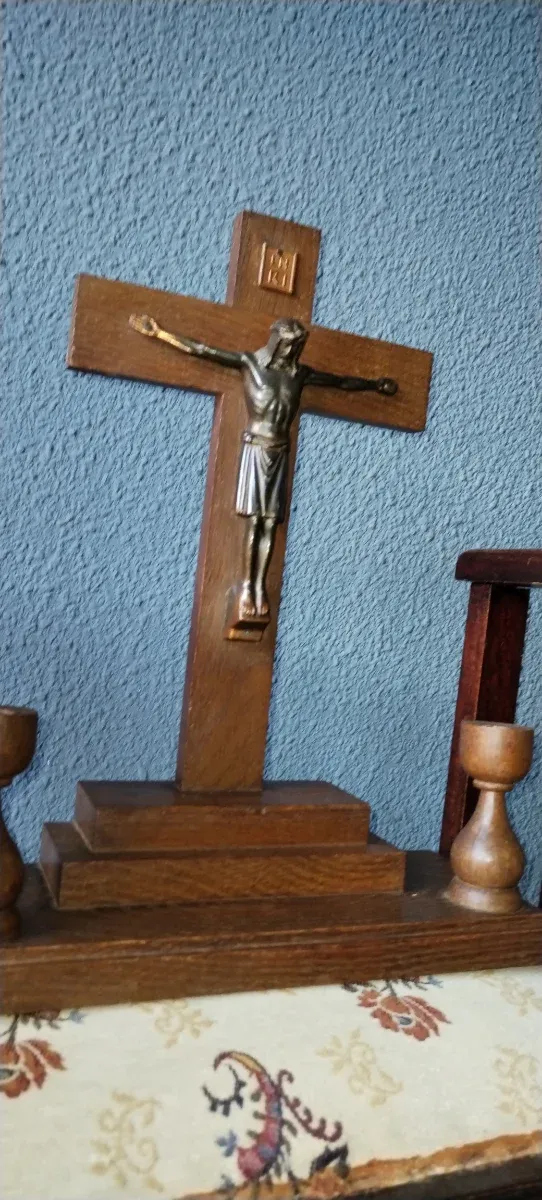 Antico altare in legno con Cristo crocifisso