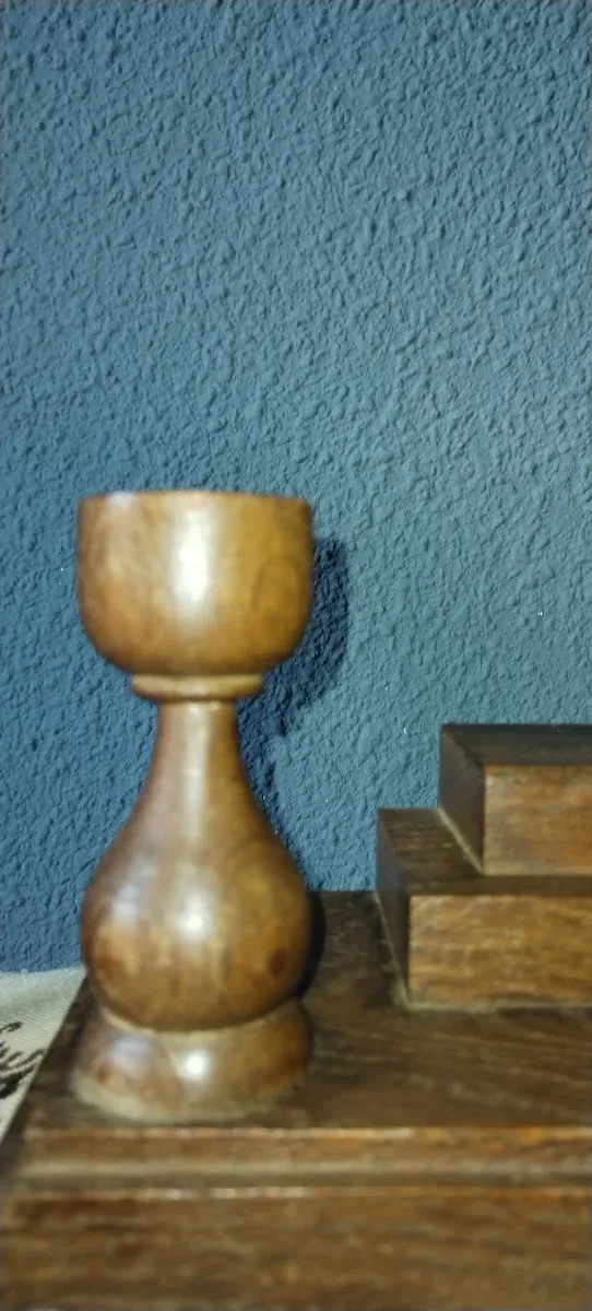 Antico altare in legno con Cristo crocifisso