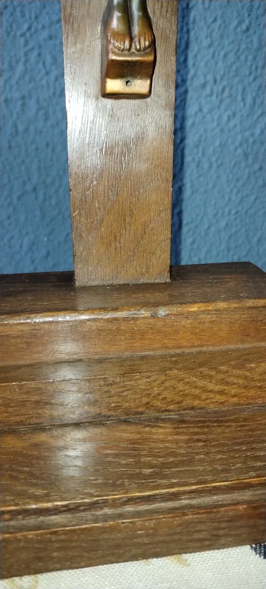 Antico altare in legno con Cristo crocifisso