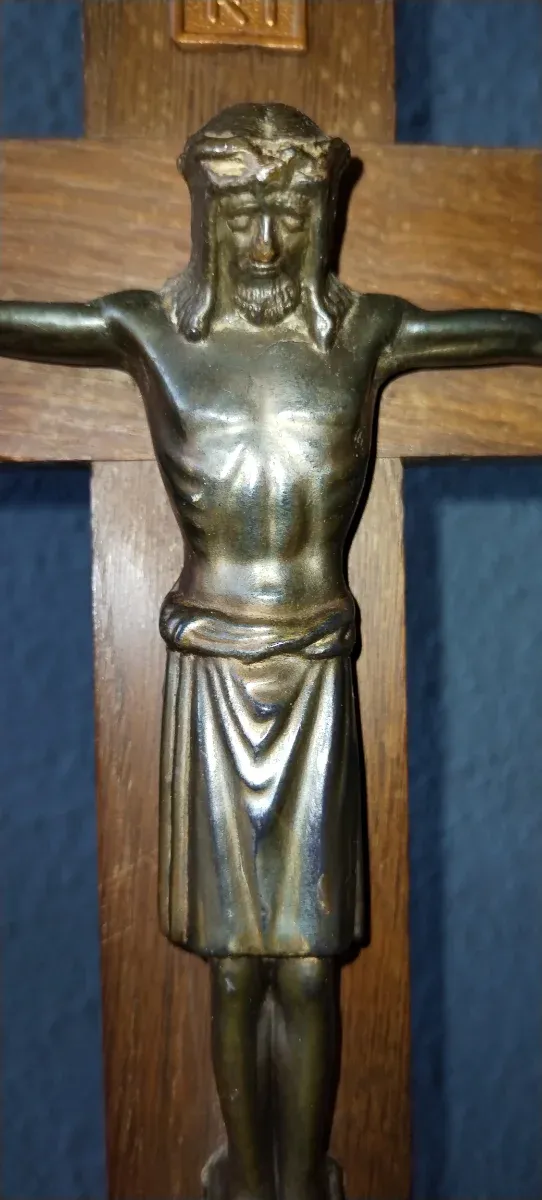 Antico altare in legno con Cristo crocifisso
