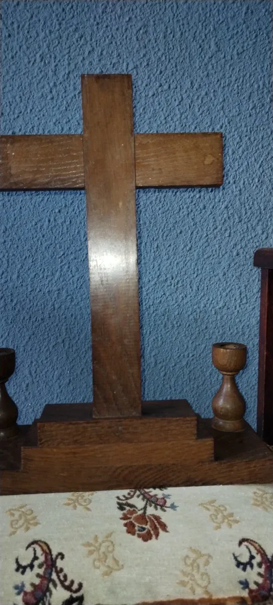 Antico altare in legno con Cristo crocifisso