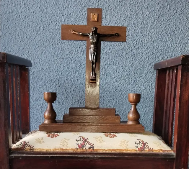 Antico altare in legno con Cristo crocifisso
