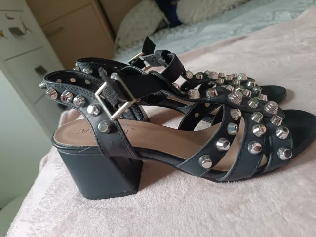 Sandalias tacón negras con tachuelas plateadas