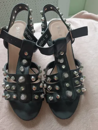 Sandalias tacón negras con tachuelas plateadas
