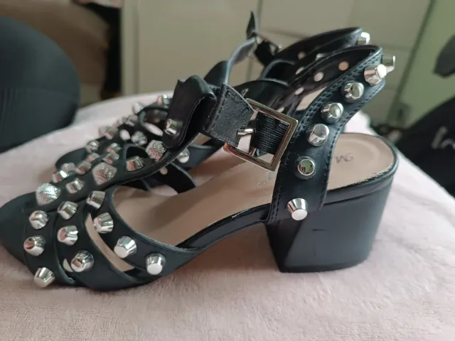 Sandalias tacón negras con tachuelas plateadas