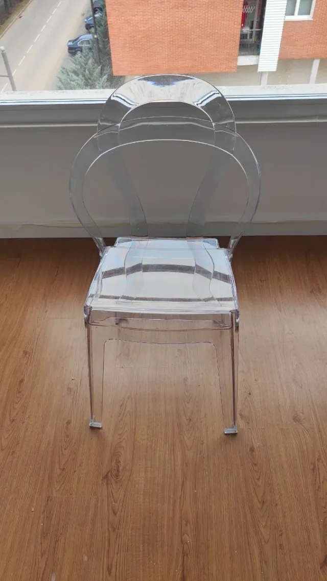 Juego de 4 sillas de diseño transparentes.