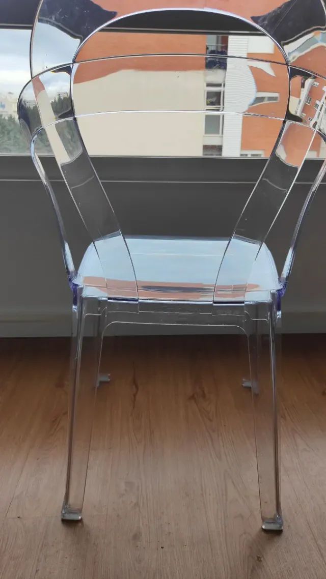 Juego de 4 sillas de diseño transparentes.
