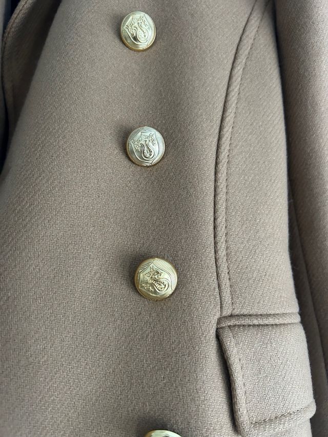 Abrigo beige con botones dorados