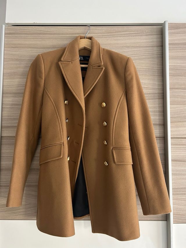 Abrigo beige con botones dorados