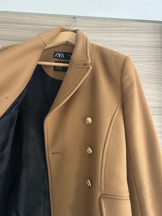 Abrigo beige con botones dorados