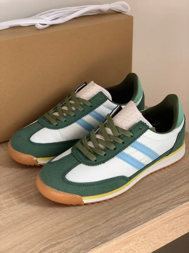 Zapatillas deportivas verdes y blancas. Numero 36