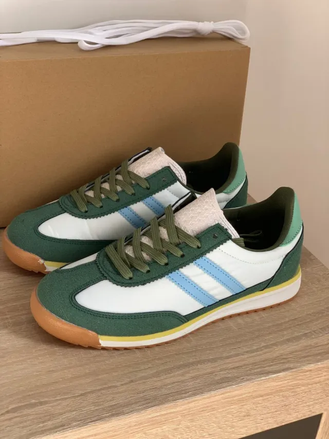 Zapatillas deportivas verdes y blancas. Numero 36