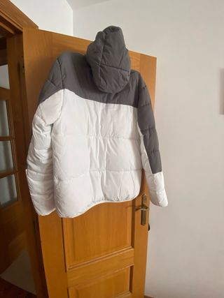 Chaqueta Nike gris y blanca