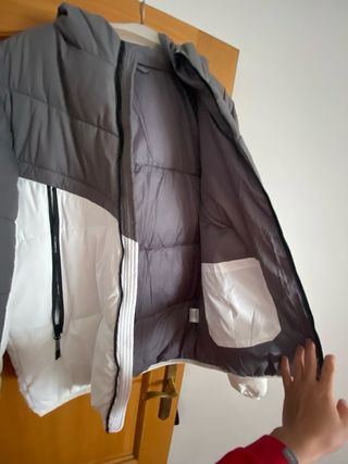 Chaqueta Nike gris y blanca