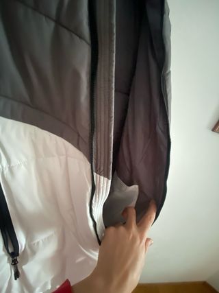 Chaqueta Nike gris y blanca