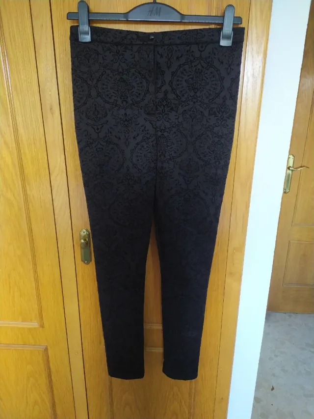 Pantalón pitillo brocado terciopelo negro