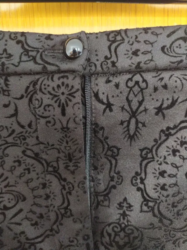 Pantalón pitillo brocado terciopelo negro