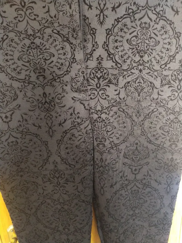 Pantalón pitillo brocado terciopelo negro