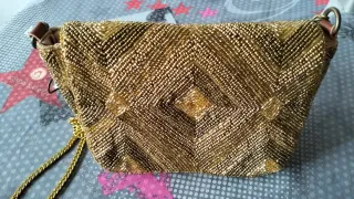 Bolso de fiesta dorado con cadena