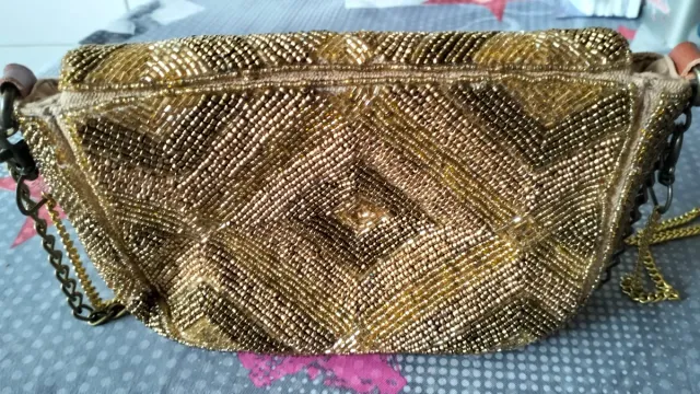 Bolso de fiesta dorado con cadena