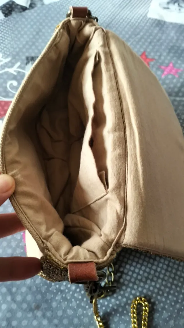 Bolso de fiesta dorado con cadena